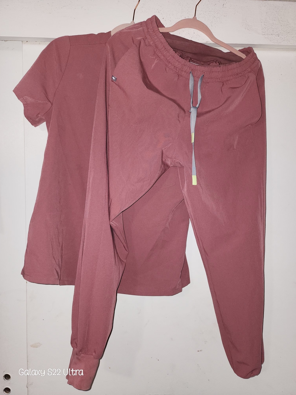 Figs Rosewood Women's Jogger Set with Drawstring